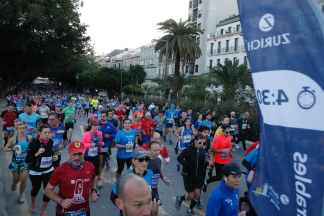 4.200 corredores han participado en la prueba este domingo. EN la imagen, los corredores, atravesando la Alameda Principal