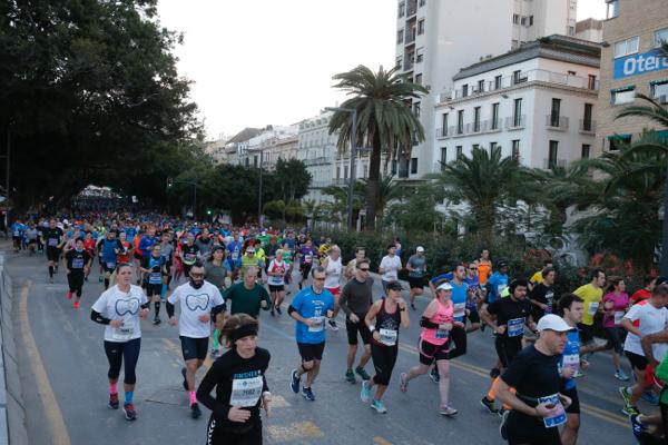 4.200 corredores han participado en la prueba este domingo. EN la imagen, los corredores, atravesando la Alameda Principal