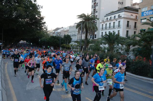 4.200 corredores han participado en la prueba este domingo. EN la imagen, los corredores, atravesando la Alameda Principal