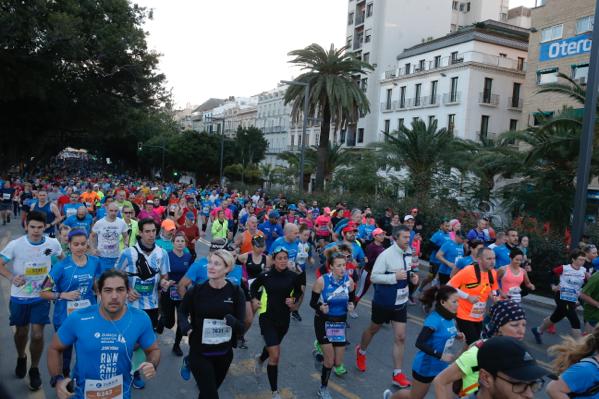 4.200 corredores han participado en la prueba este domingo. EN la imagen, los corredores, atravesando la Alameda Principal