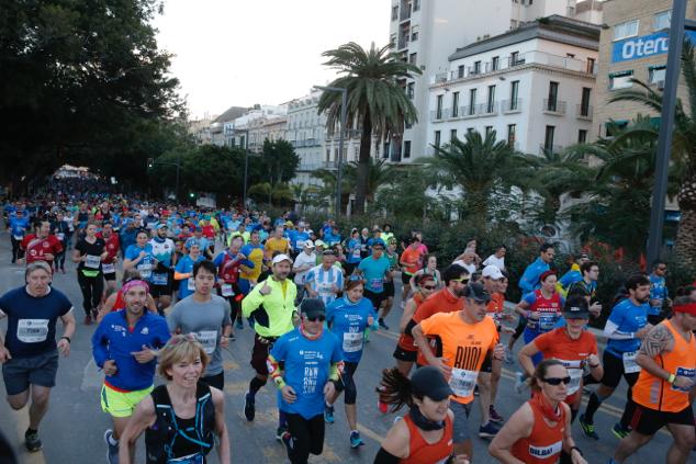 4.200 corredores han participado en la prueba este domingo. EN la imagen, los corredores, atravesando la Alameda Principal