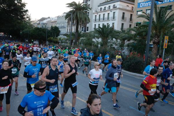 4.200 corredores han participado en la prueba este domingo. EN la imagen, los corredores, atravesando la Alameda Principal