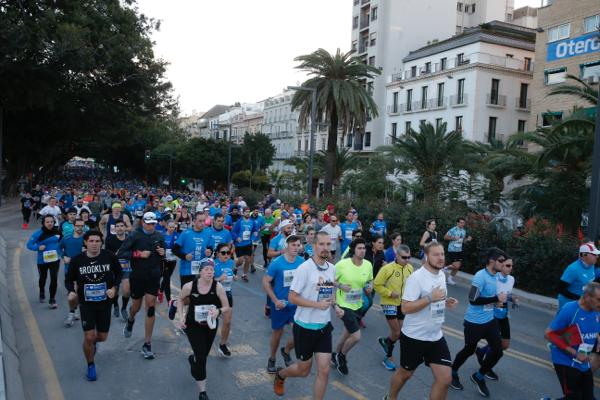 4.200 corredores han participado en la prueba este domingo. EN la imagen, los corredores, atravesando la Alameda Principal