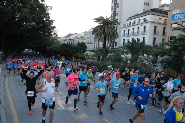 4.200 corredores han participado en la prueba este domingo. EN la imagen, los corredores, atravesando la Alameda Principal