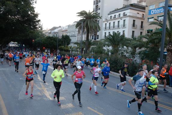 4.200 corredores han participado en la prueba este domingo. EN la imagen, los corredores, atravesando la Alameda Principal