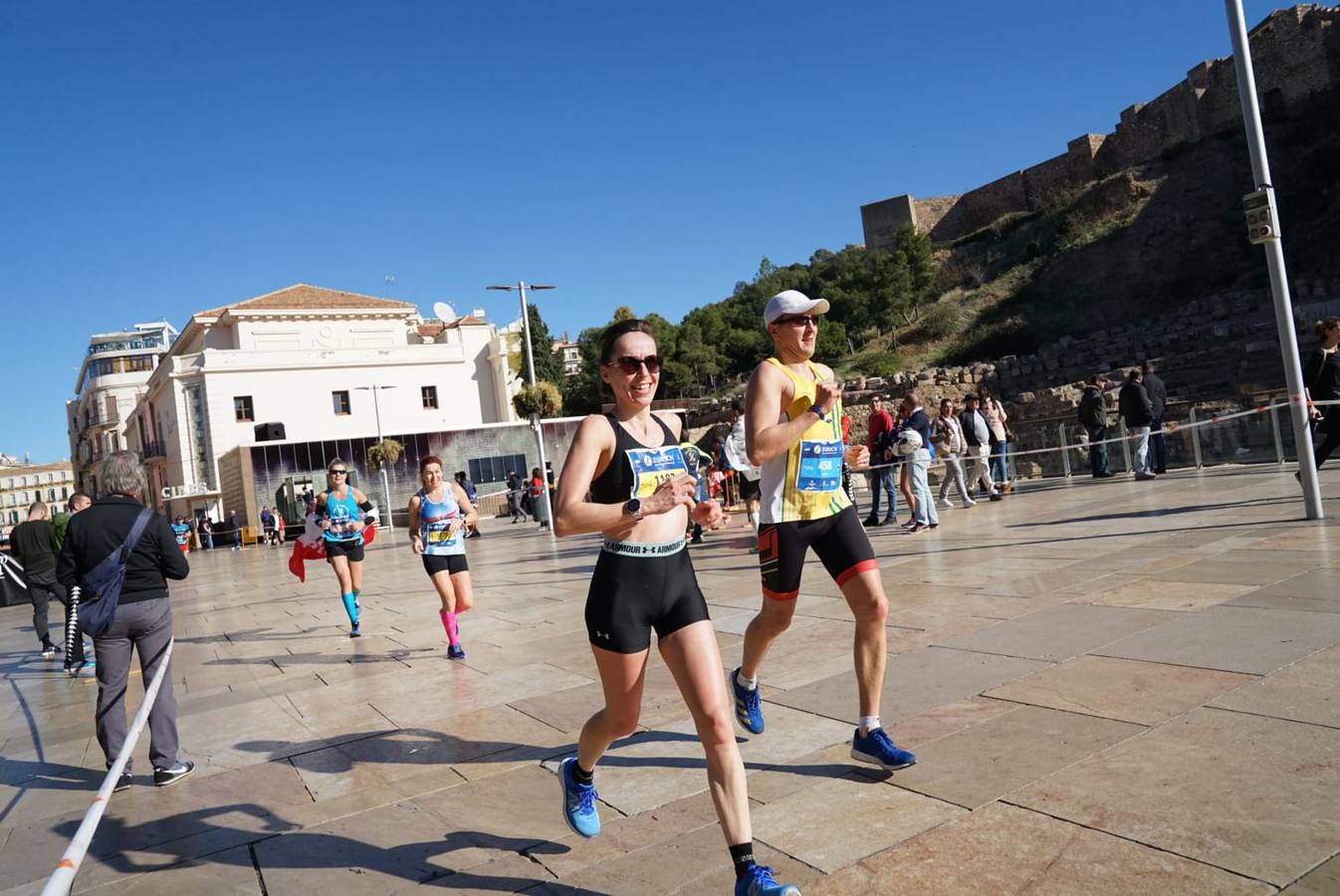 Los corredores, atravesando calle Alcazabilla y el palacio de la Aduana.