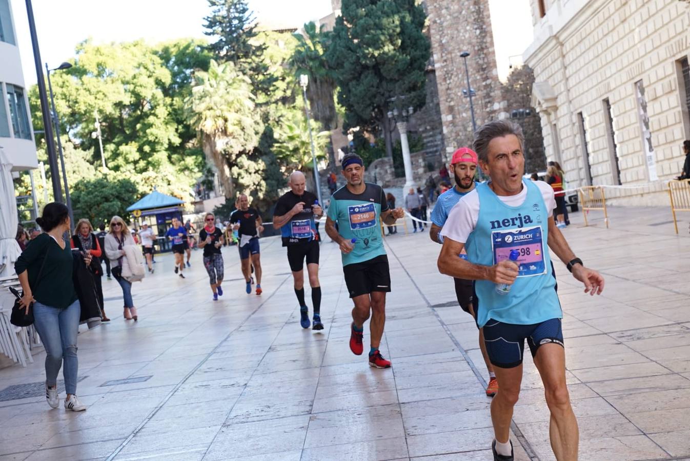 Los corredores, atravesando calle Alcazabilla y el palacio de la Aduana.