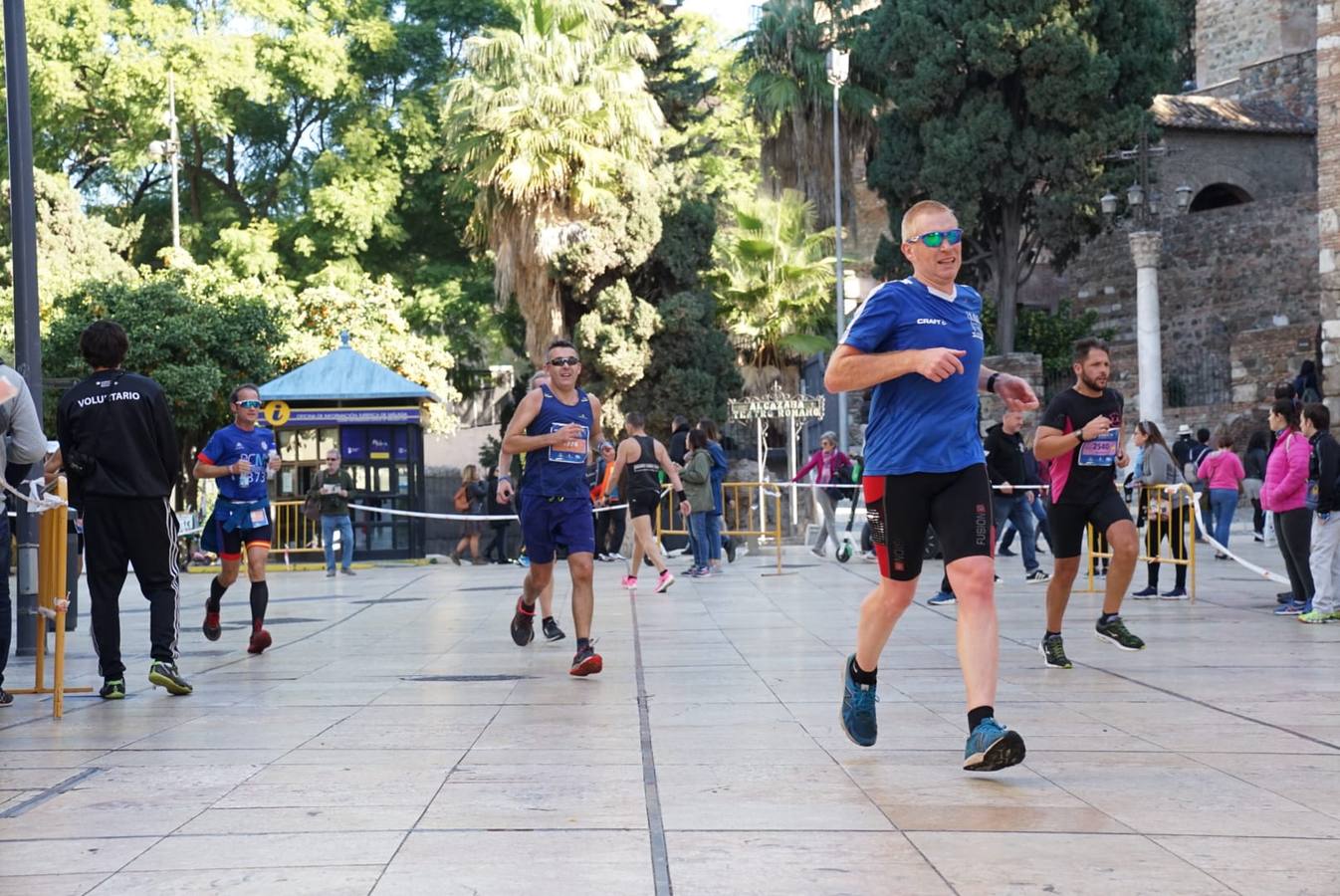 Los corredores, atravesando calle Alcazabilla y el palacio de la Aduana.