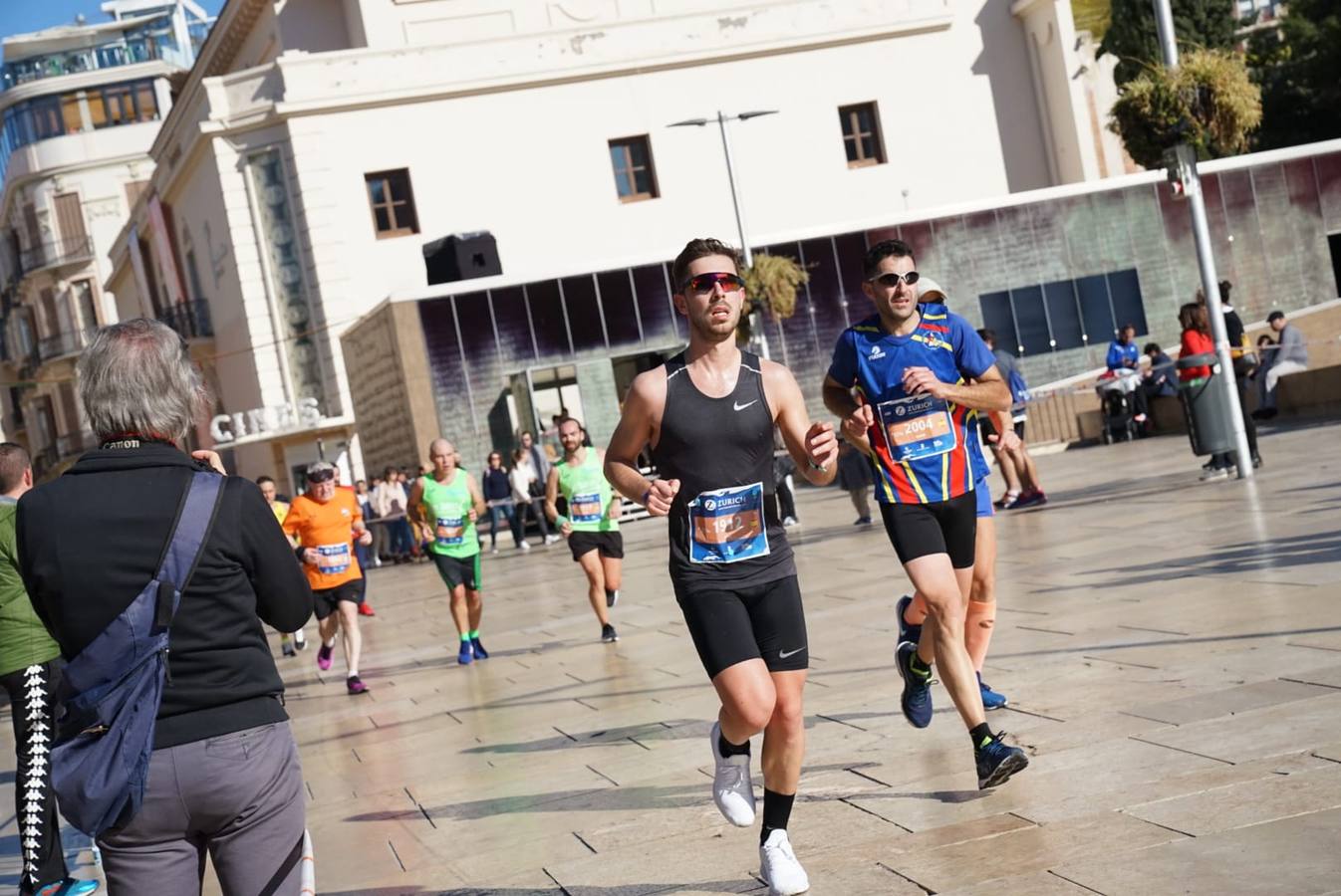 Los corredores, atravesando calle Alcazabilla y el palacio de la Aduana.