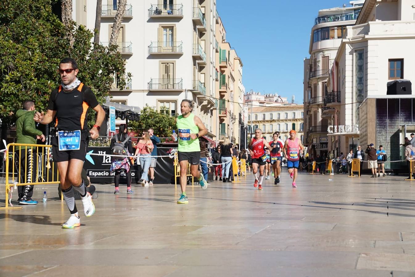 Los corredores, atravesando calle Alcazabilla.