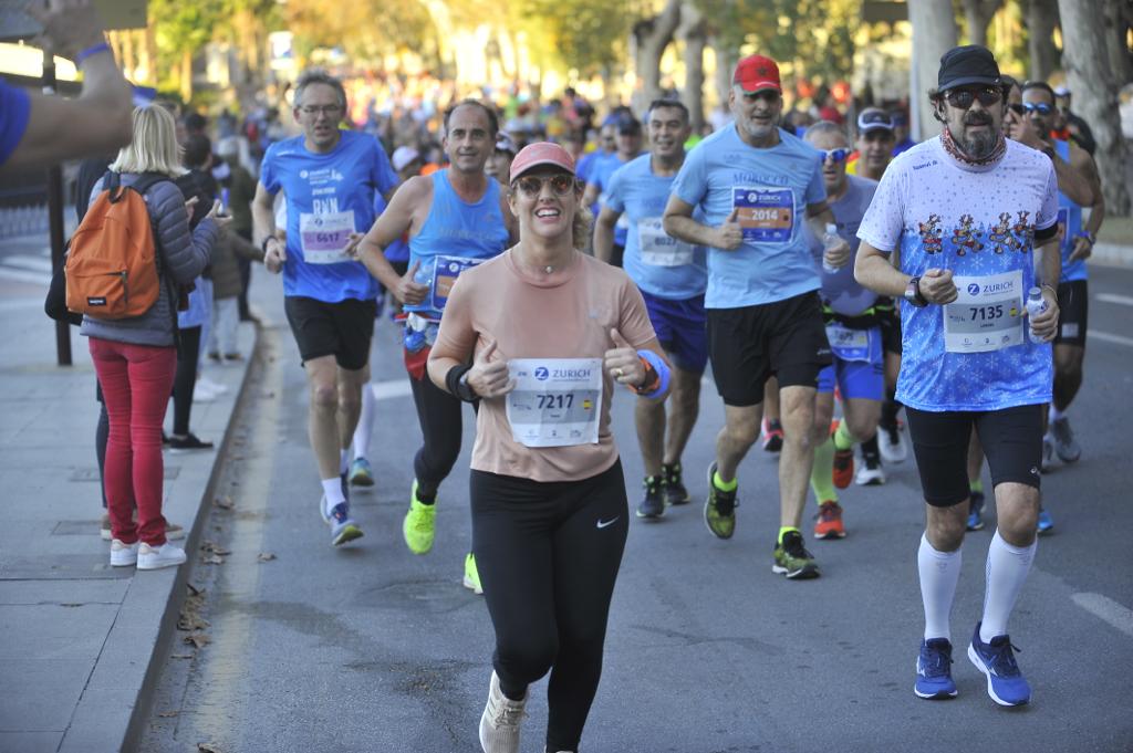 4.200 corredores han participado en la prueba este domingo. En la imagen los corredores pasan por el Paseo de los Curas y el Paseo de la Farola