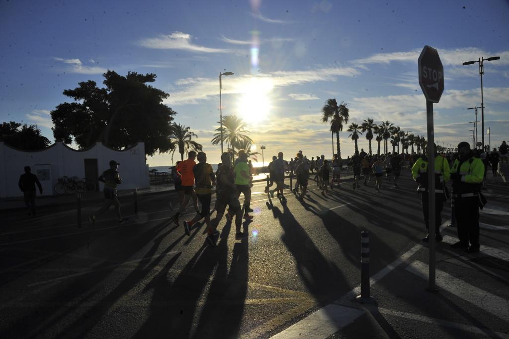 4.200 corredores han participado en la prueba este domingo. En la imagen los corredores pasan por el Paseo de los Curas y el Paseo de la Farola