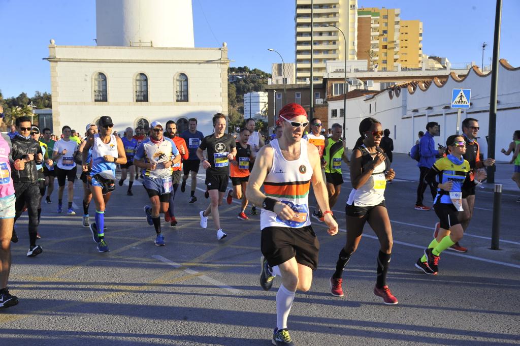 4.200 corredores han participado en la prueba este domingo. En la imagen los corredores pasan por el Paseo de los Curas y el Paseo de la Farola