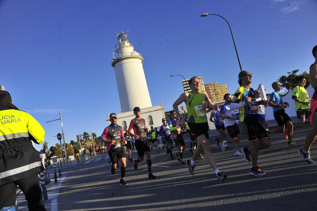 4.200 corredores han participado en la prueba este domingo. En la imagen los corredores pasan por el Paseo de los Curas y el Paseo de la Farola