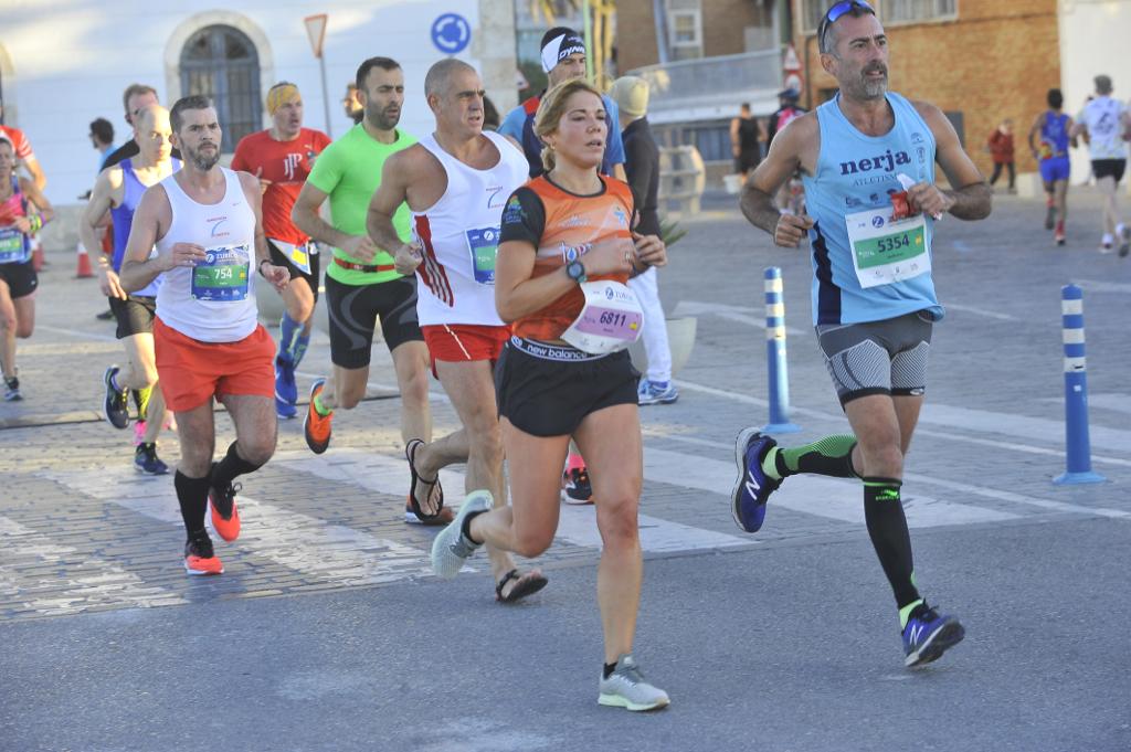 4.200 corredores han participado en la prueba este domingo. En la imagen los corredores pasan por el Paseo de los Curas y el Paseo de la Farola