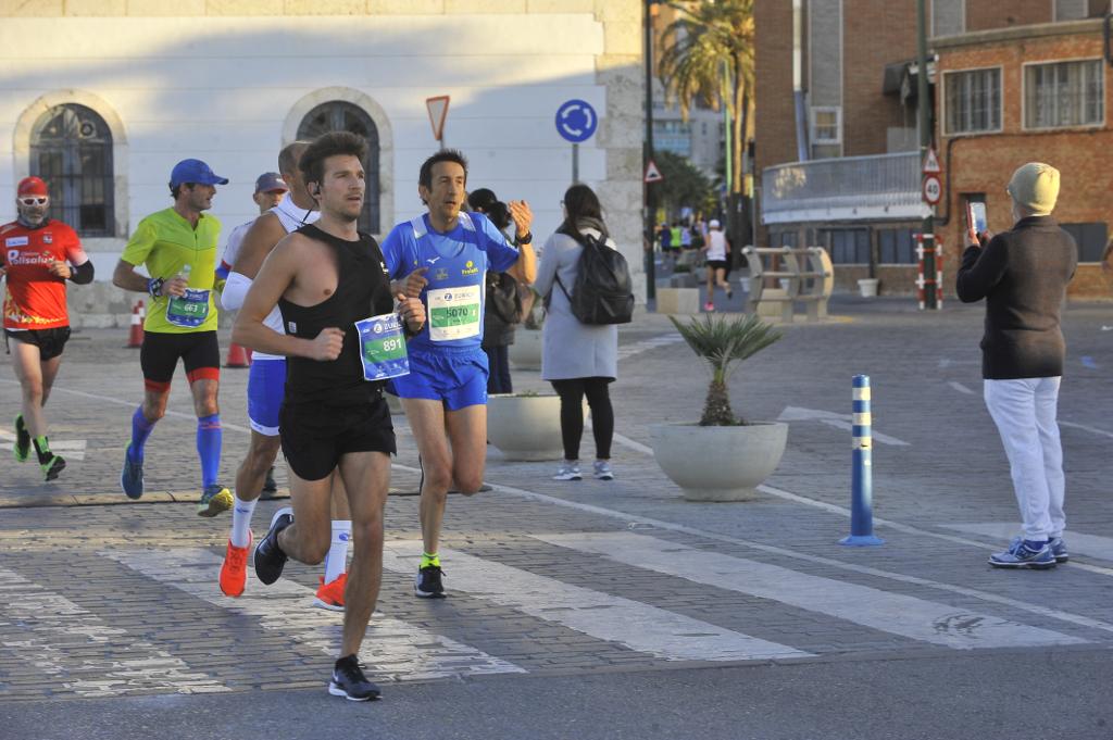 4.200 corredores han participado en la prueba este domingo. En la imagen los corredores pasan por el Paseo de los Curas y el Paseo de la Farola