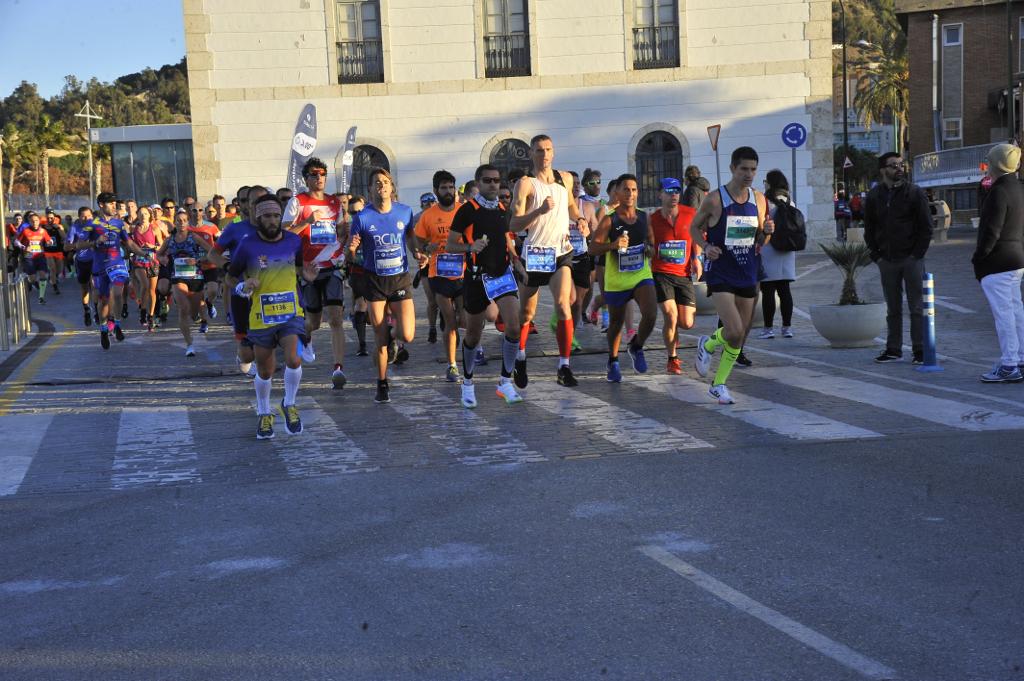 4.200 corredores han participado en la prueba este domingo. En la imagen los corredores pasan por el Paseo de los Curas y el Paseo de la Farola