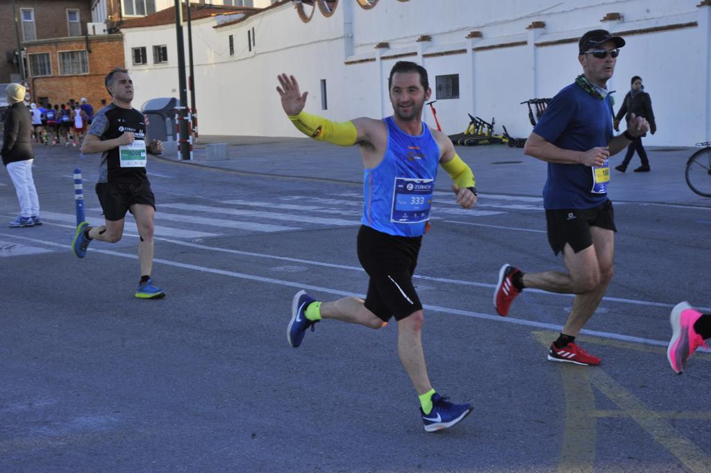 4.200 corredores han participado en la prueba este domingo. En la imagen los corredores pasan por el Paseo de los Curas y el Paseo de la Farola