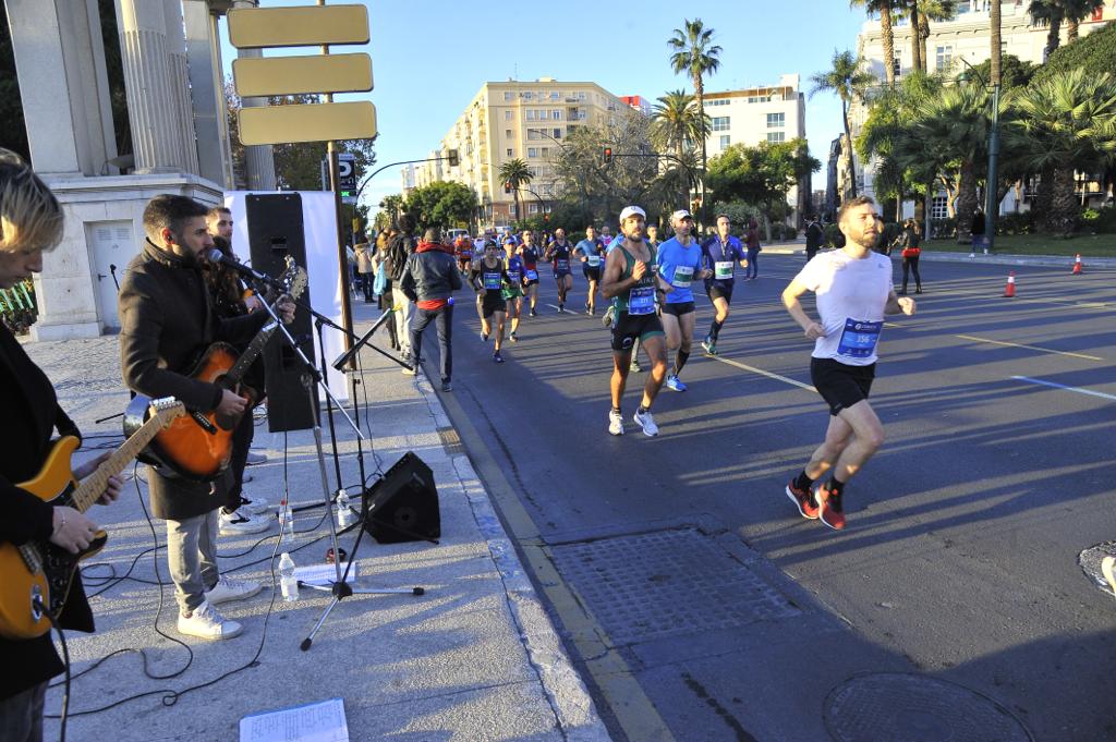 4.200 corredores han participado en la prueba este domingo. En la imagen los corredores pasan por el Paseo de los Curas y el Paseo de la Farola