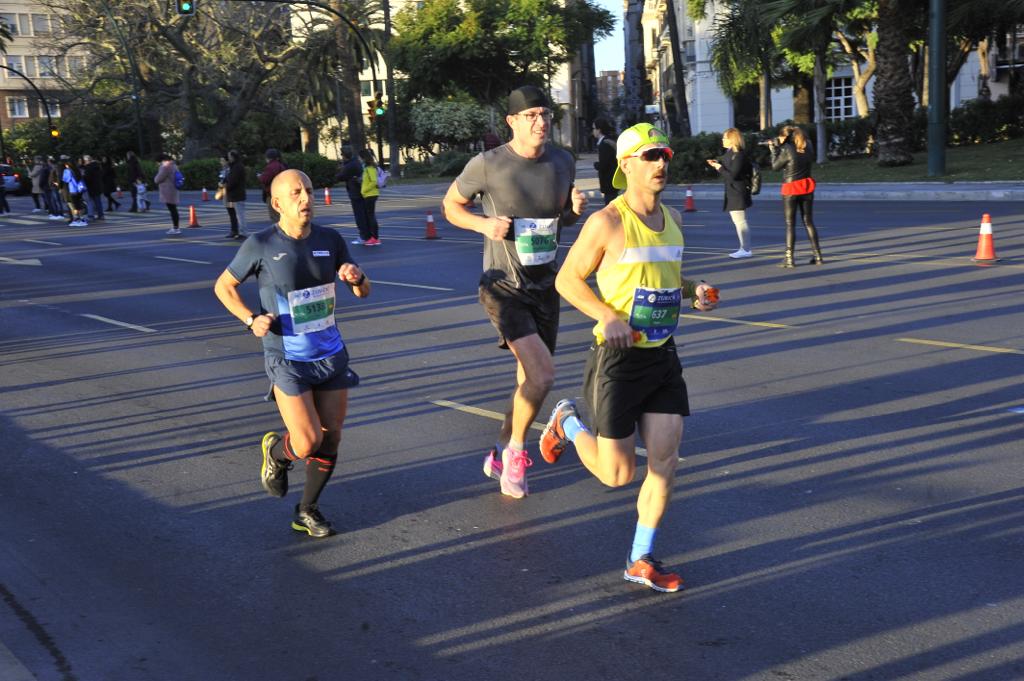 4.200 corredores han participado en la prueba este domingo. En la imagen los corredores pasan por el Paseo de los Curas y el Paseo de la Farola