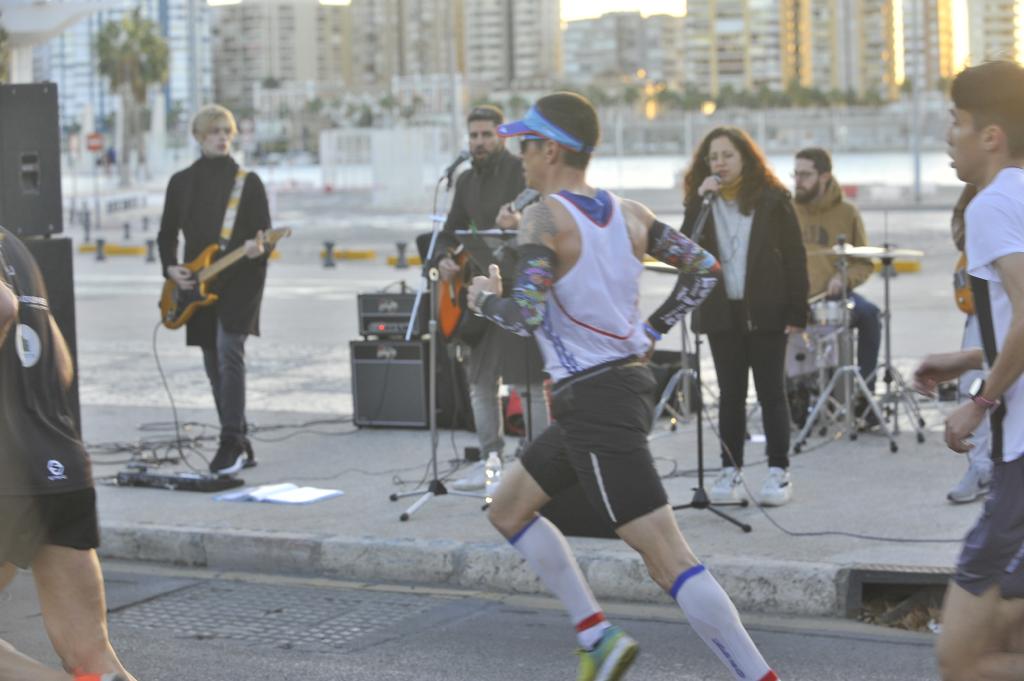 4.200 corredores han participado en la prueba este domingo. En la imagen los corredores pasan por el Paseo de los Curas y el Paseo de la Farola