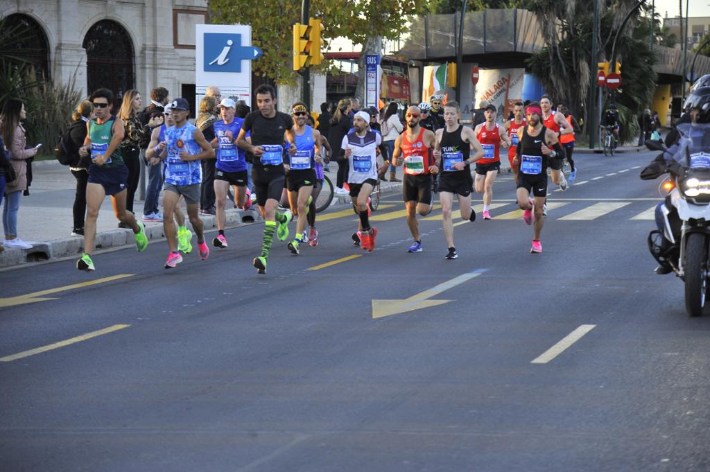 4.200 corredores han participado en la prueba este domingo. En la imagen los corredores pasan por el Paseo de los Curas y el Paseo de la Farola