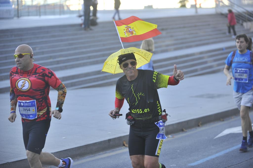 4.200 corredores han participado en la prueba este domingo. En la imagen los corredores pasan por el Paseo de los Curas y el Paseo de la Farola