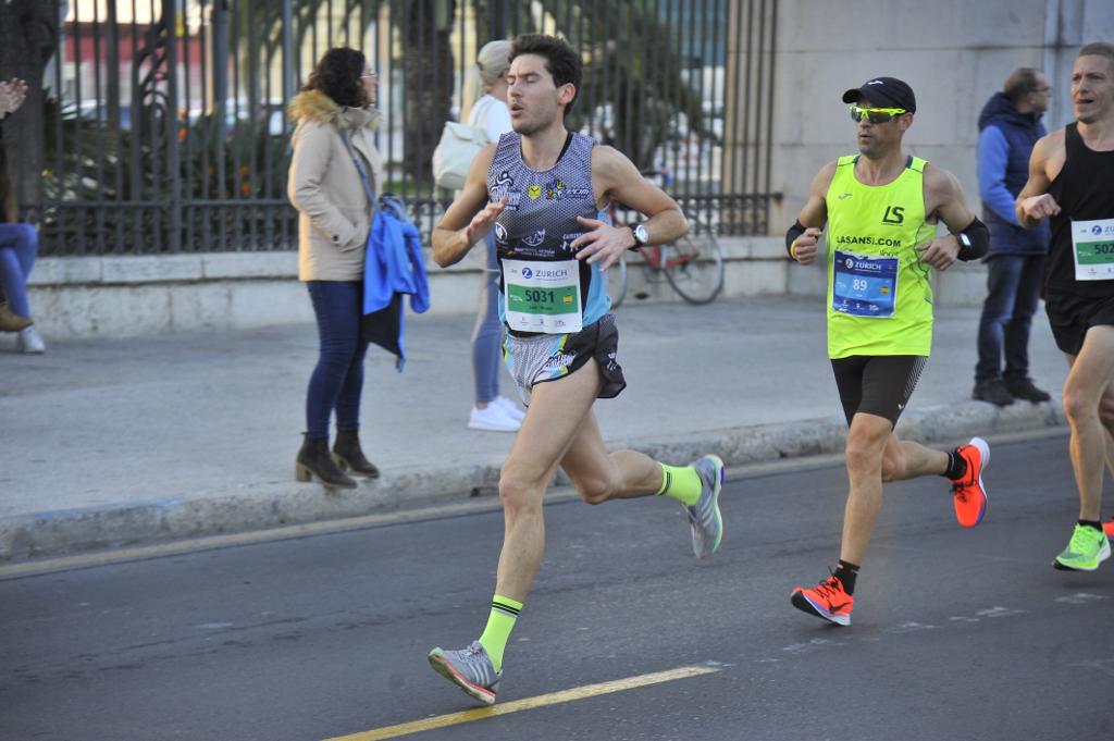 4.200 corredores han participado en la prueba este domingo. En la imagen los corredores pasan por el Paseo de los Curas y el Paseo de la Farola