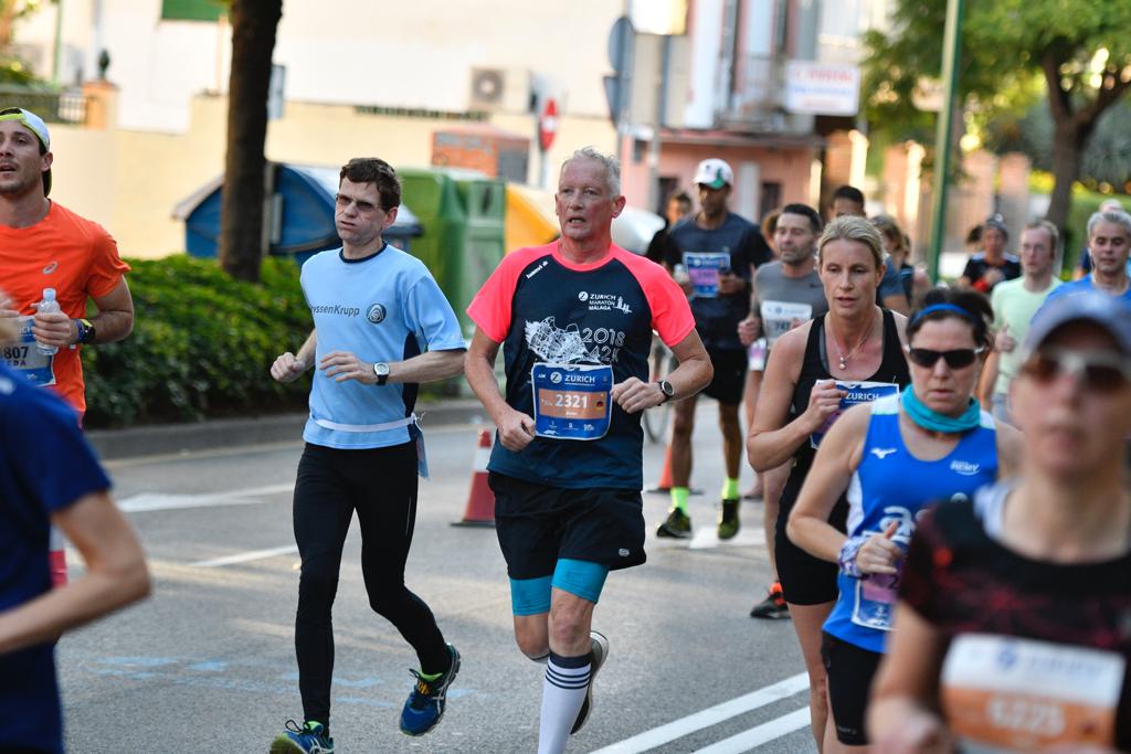 4.200 corredores han participado en la prueba este domingo. En la imagen los corredores pasan Los Baños del Carmen