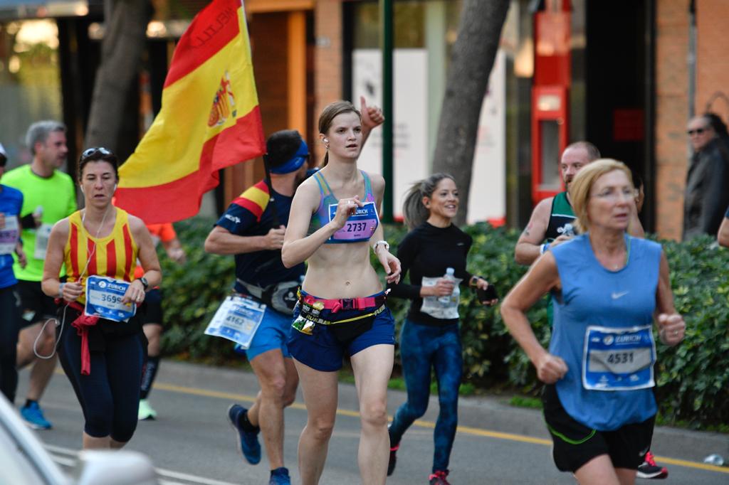 4.200 corredores han participado en la prueba este domingo. En la imagen los corredores pasan Los Baños del Carmen