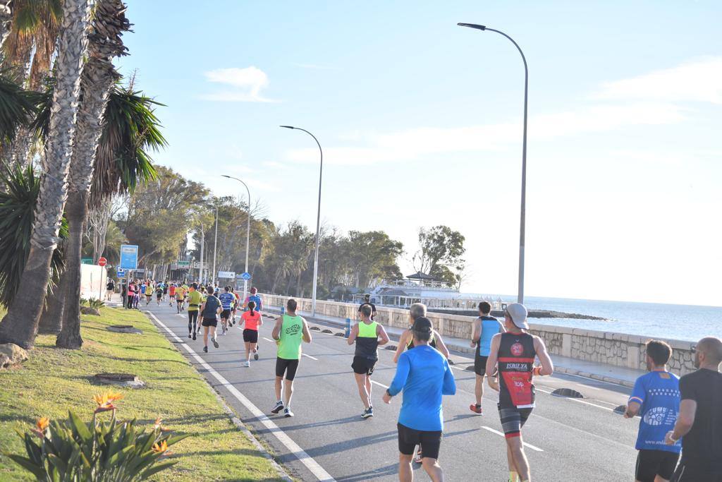 4.200 corredores han participado en la prueba este domingo. En la imagen los corredores pasan por los Baños del Carmen