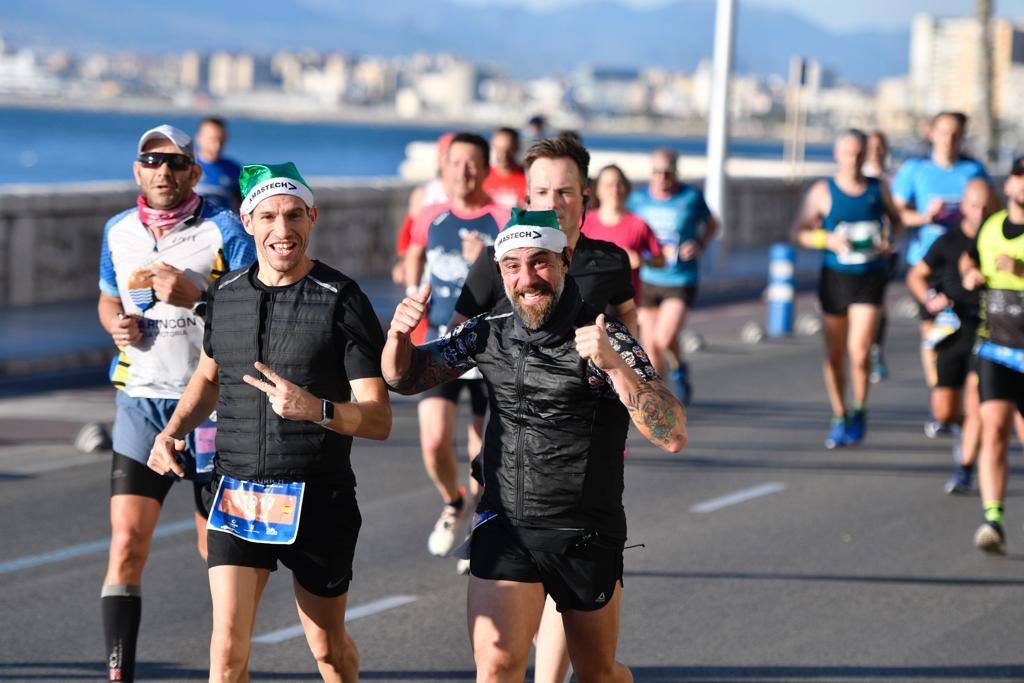 4.200 corredores han participado en la prueba este domingo. En la imagen los corredores pasan por los Baños del Carmen