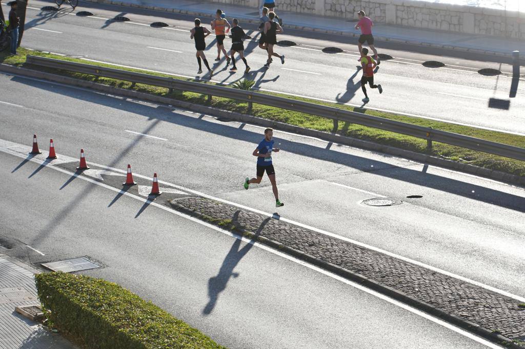 4.200 corredores han participado en la prueba este domingo. En la imagen los corredores pasan por los Baños del Carmen