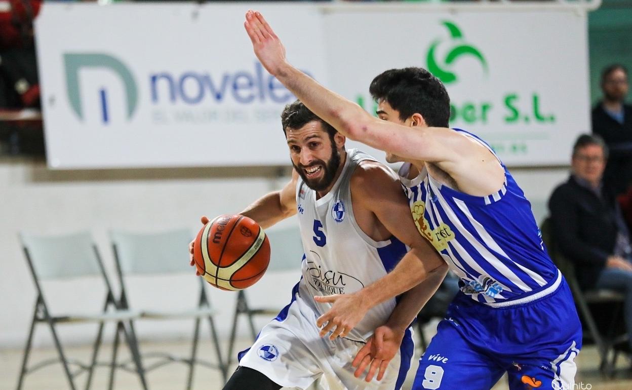 Adrián Fuentes avanza ante la defensa de un rival. 