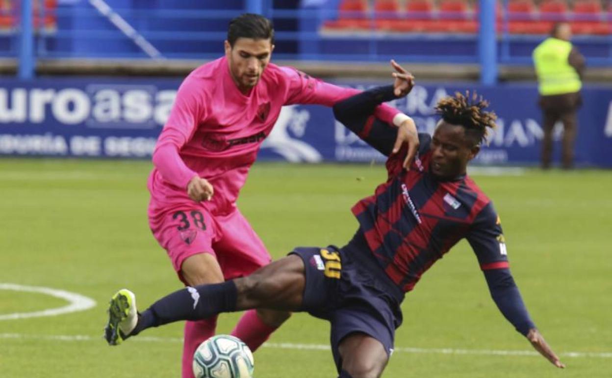 Antoñín disputa el balón en un lance del juego.