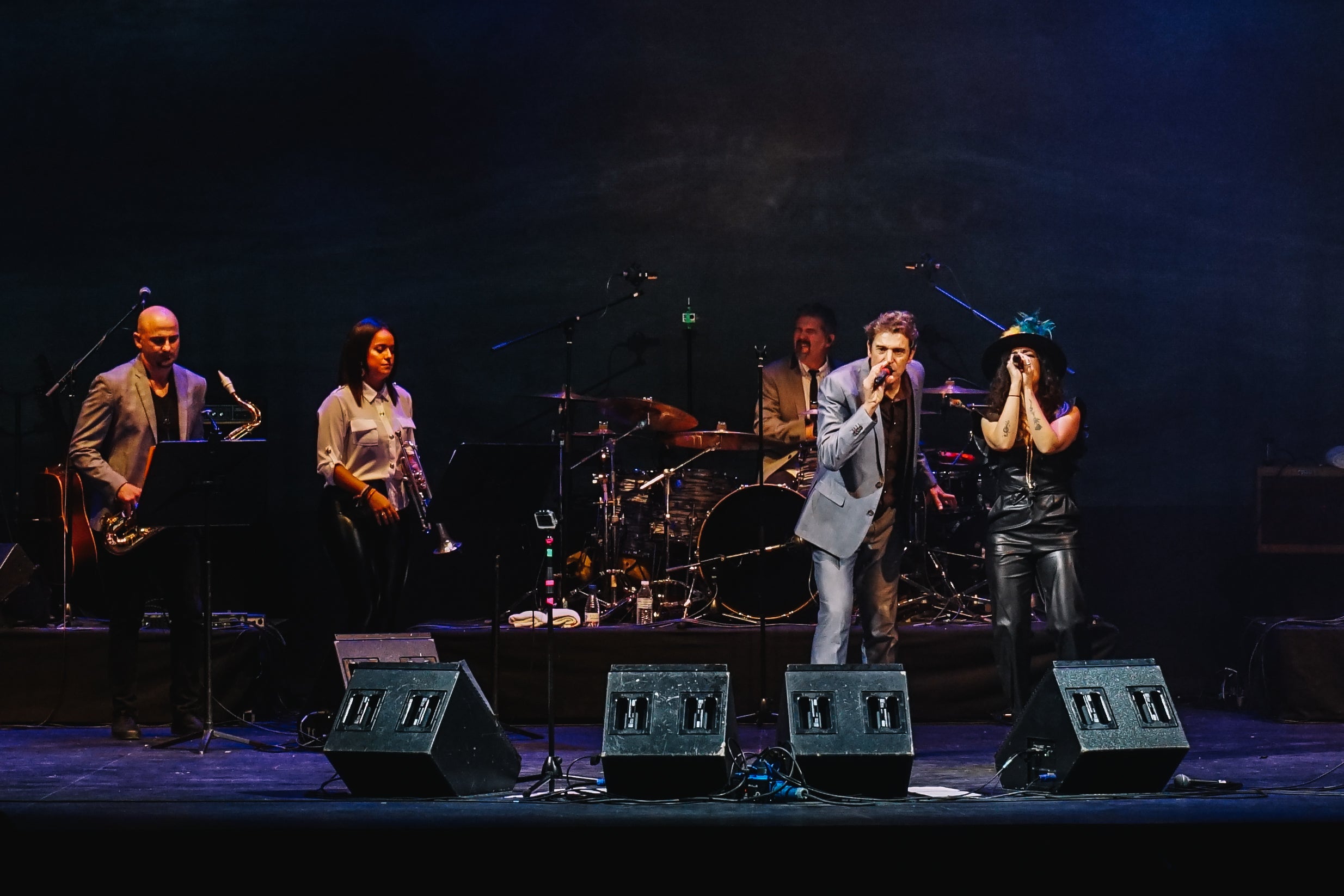 'El vaivén de las olas / Canciones entre amigos' para celebrar y repasar sus grandes éxitos