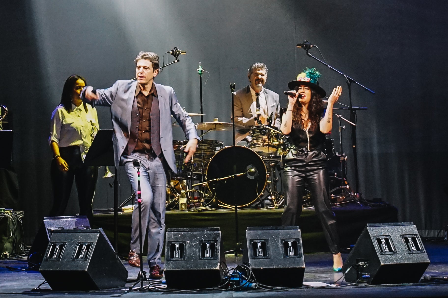 'El vaivén de las olas / Canciones entre amigos' para celebrar y repasar sus grandes éxitos