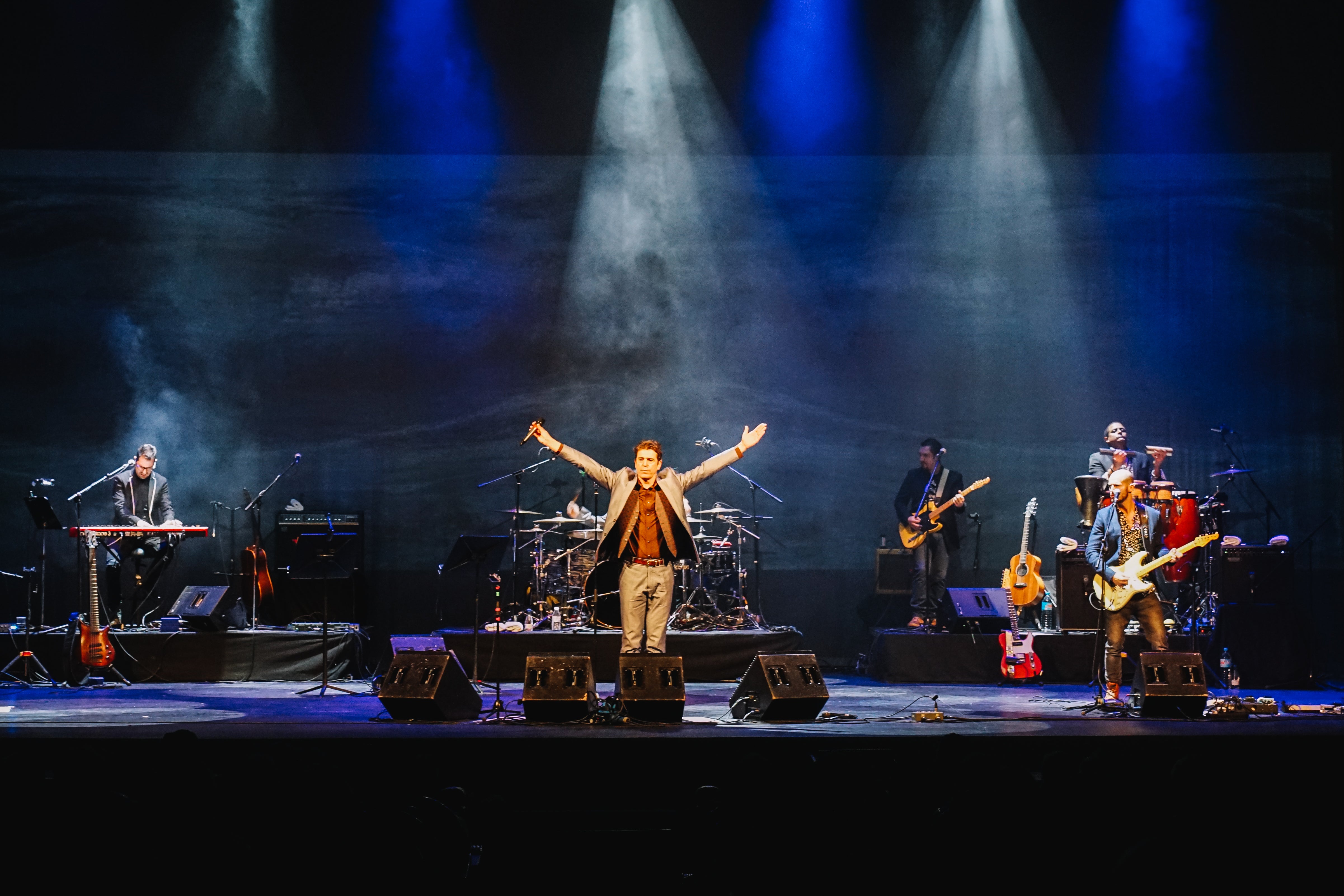 'El vaivén de las olas / Canciones entre amigos' para celebrar y repasar sus grandes éxitos