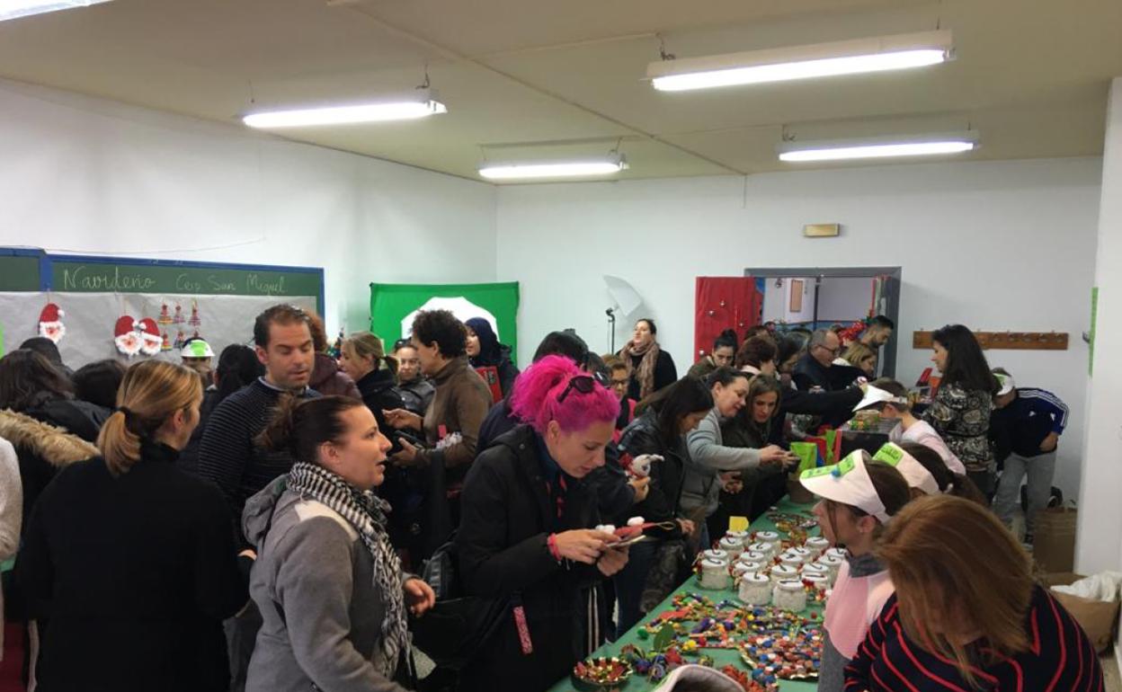 Imagen del mercadillo solidario del colegio público San Miguel de Nerja. 