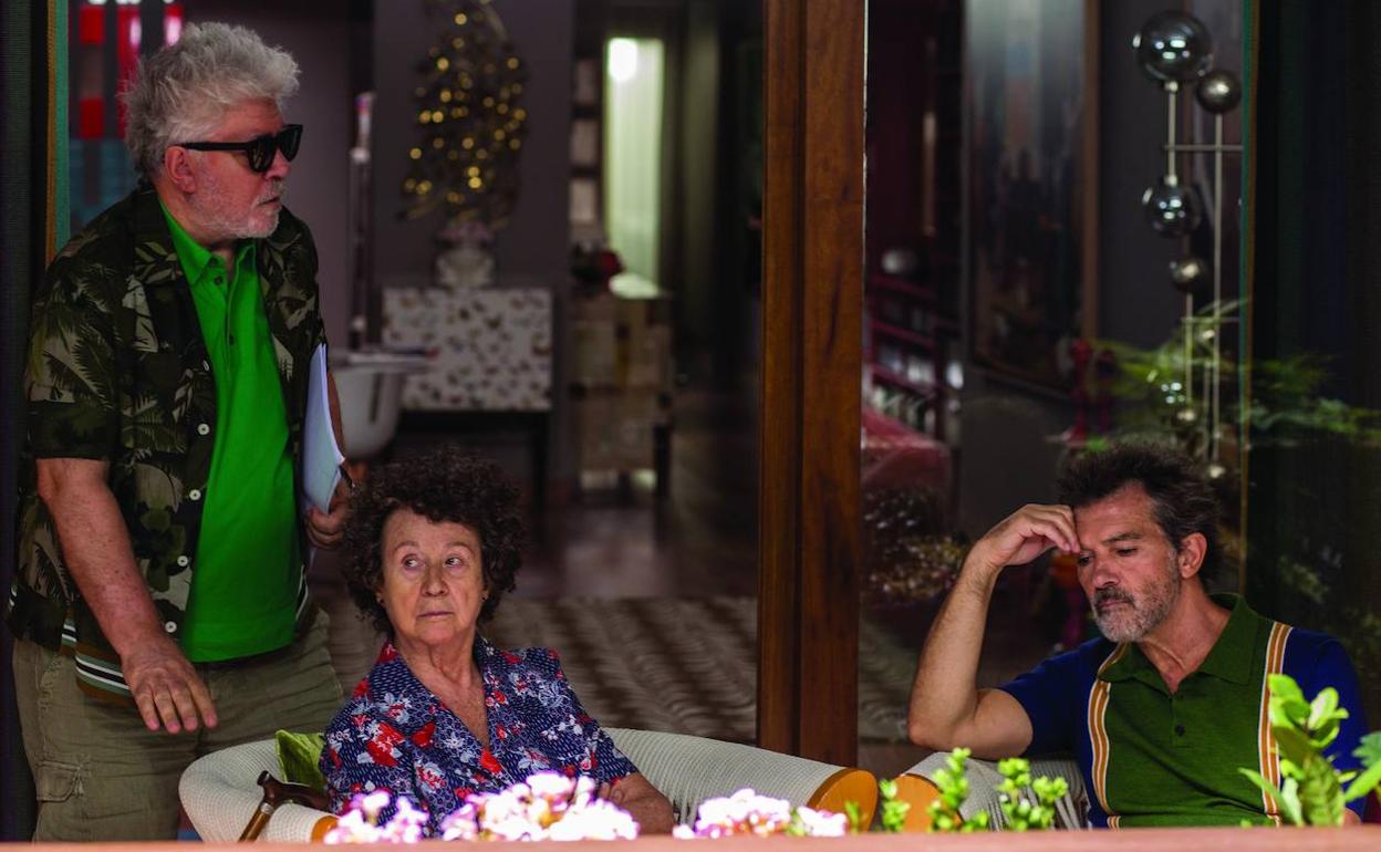 Pedro Almodóvar, Julieta Serrano y Antonio Banderas, en el rodaje de 'Dolor y gloria'