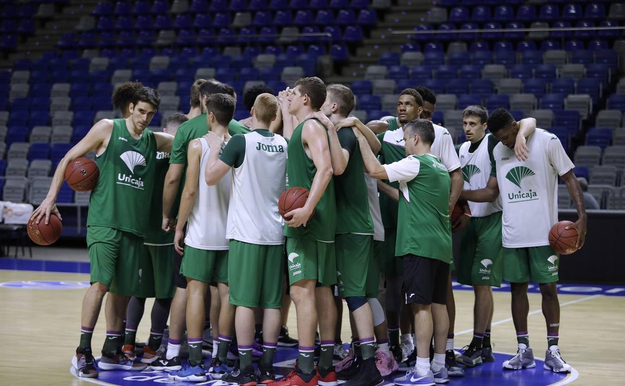 Los jugadores del Unicaja hacen piña después de un entrenamiento en el palacio. 