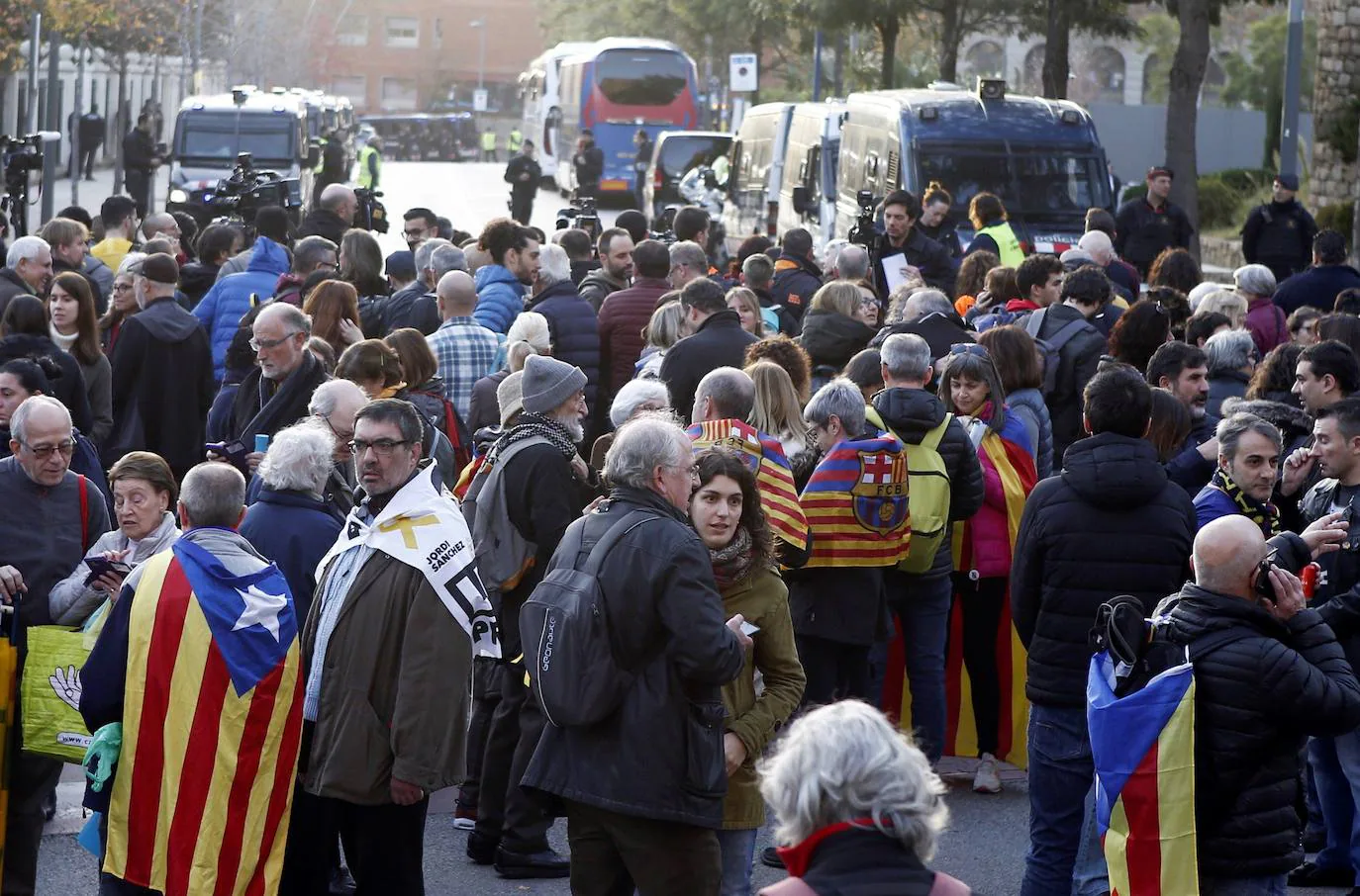 Varias personas concentradas en los alrededores del Camp Nou.