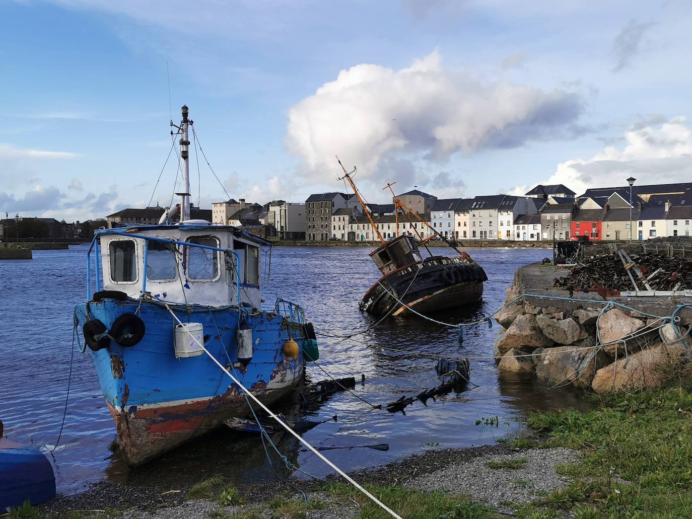 Galway (Irlanda), Capital Europea de la Cultura. Esta bohemia ciudad de la costa occidental de Irlanda es una de las más animadas del país. En 2020 será Capital Europea de la Cultura y estará más llena de propuestas que nunca. Espectáculos callejeros, arte en directo, música, teatro y danza se sumarán a la habitual animación de sus pubs. Su lema en 2020 es "Deja que entre la magia". Su programa se organiza en torno a los parámetros cronológicos de la cultura celta, conocida por su misticismo. Así, está dividida en las áreas de Imbolc, Bealtaine, Lughnasa y Samhain, y su ceremonia de apertura estará organizada por Wonder Works, la misma empresa que montó la de los Juegos Olímpicos de Invierno de Pieonchang 2018. Luego, durante el año, tendrán lugar encuentros literarios -acudirá Margaret Atwood, autora de El cuento de la criada-, obras de teatro, performances culturales, exposiciones y recitales.