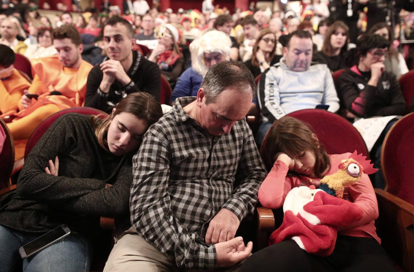 Asistentes al Teatro Real dormidos antes del sorteo. 