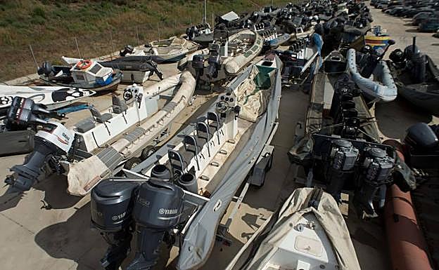 Deposito de coches y embarcaciones incautados a narcotraficantes.