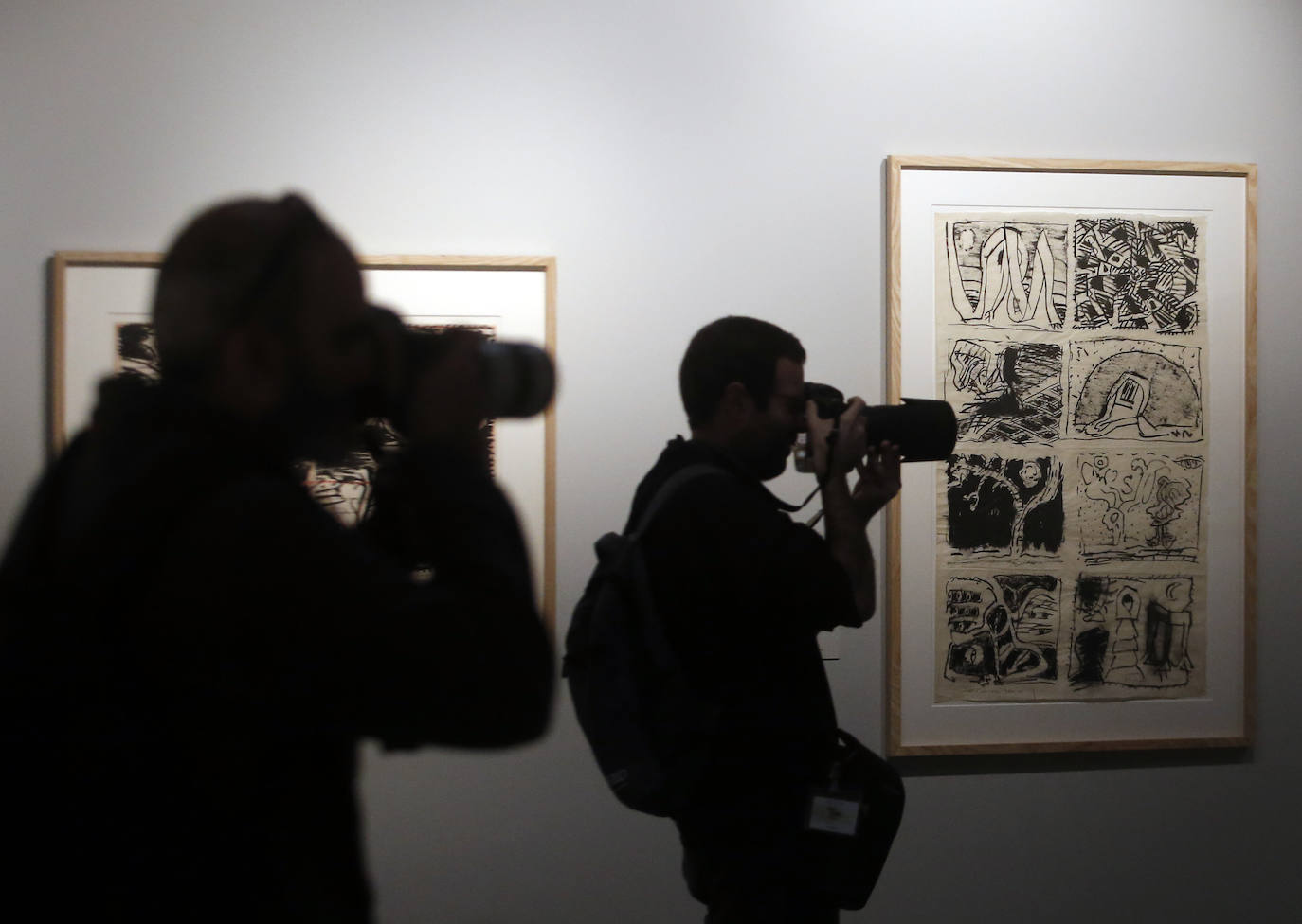 La exposición reúne la obra que el pintor y grabador Belga ha producido a lo largo de casi setenta años de trabajo activo 