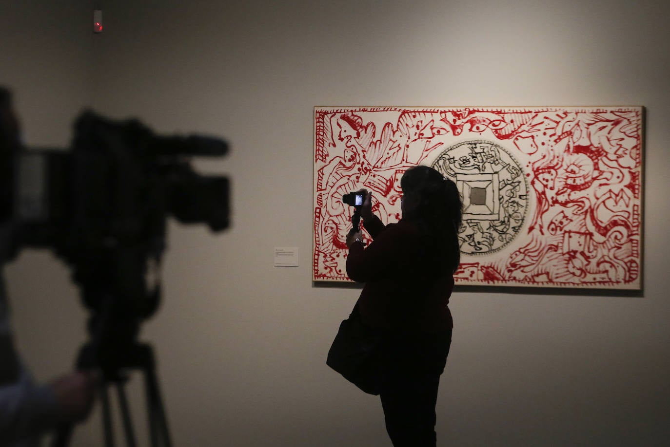 La exposición reúne la obra que el pintor y grabador Belga ha producido a lo largo de casi setenta años de trabajo activo 