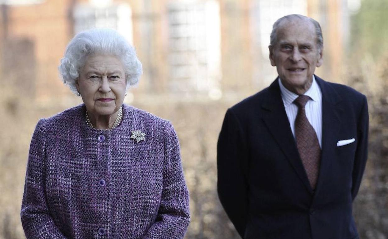 La Reina Isabel II de Inglaterra junto a su esposo, Felipe Duque de Edimburgo. 