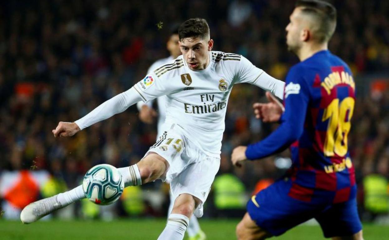 Fede Valverde remata durante el clásico. 