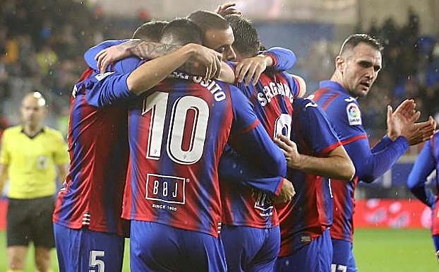 Los jugadores del Eibar celebran uno de los goles.